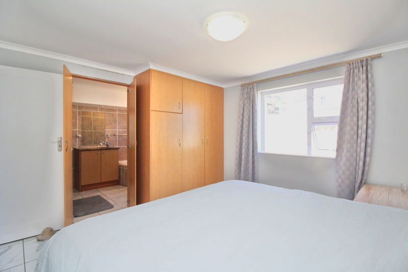 8 Bedroom Property for Sale in Mountainside Western Cape